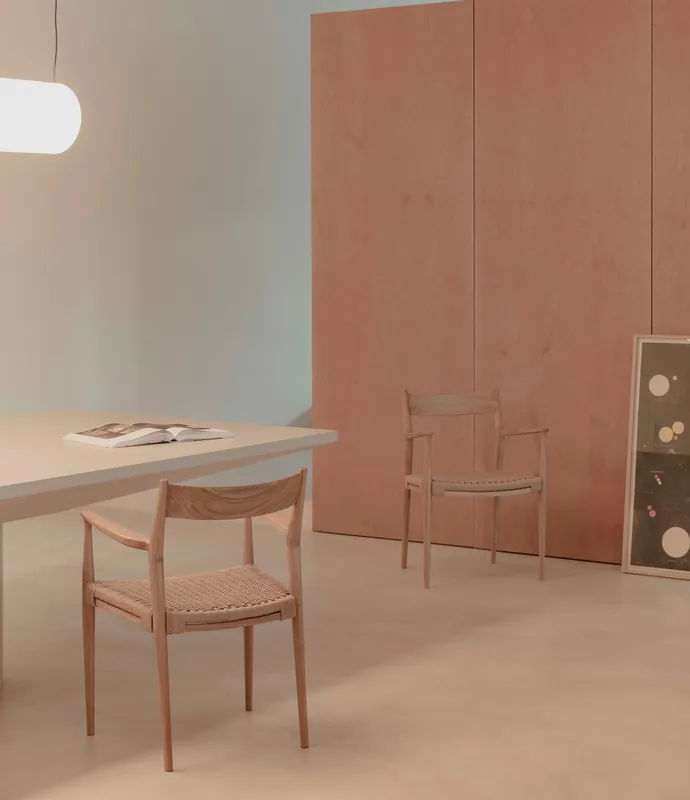 Silla con reposabrazos Manui de teca o roble y loom - PLM Design
