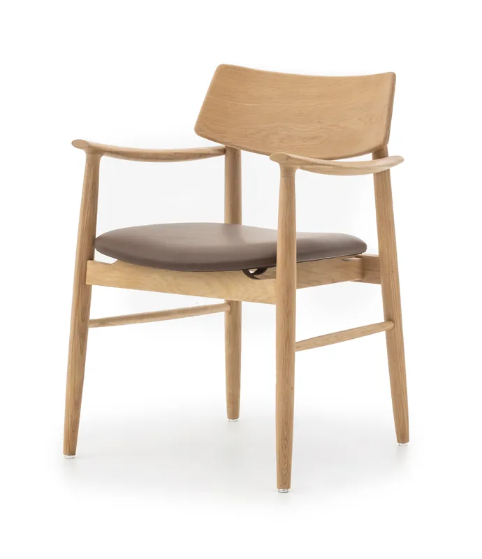 Silla con reposabrazos Varma de madera maciza y piel - PLM Design