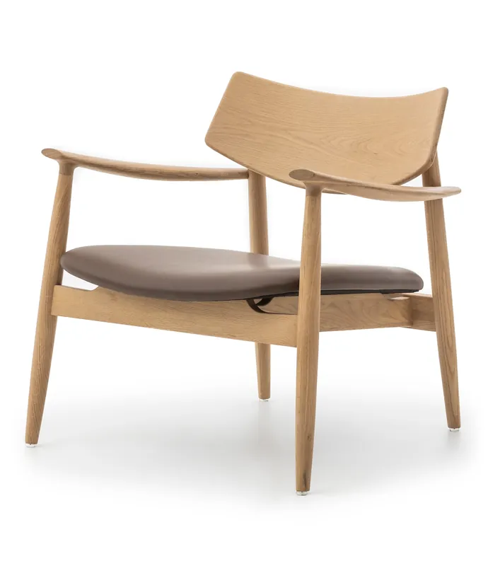 Butaca Varma de madera maciza y piel - PLM Design