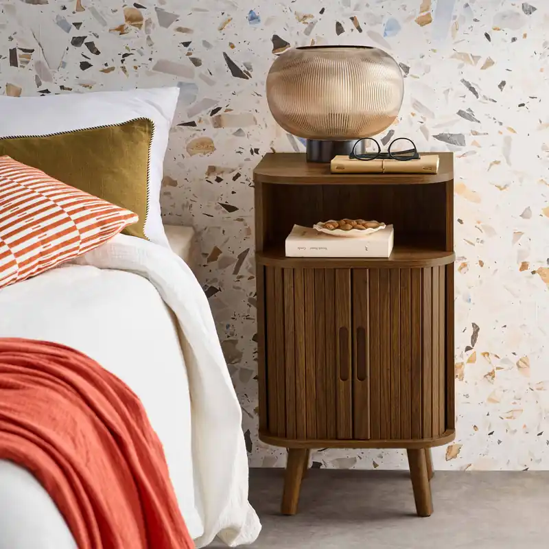 Mesita con efecto madera ranurada, 2 puertas correderas - Mesitas de noche