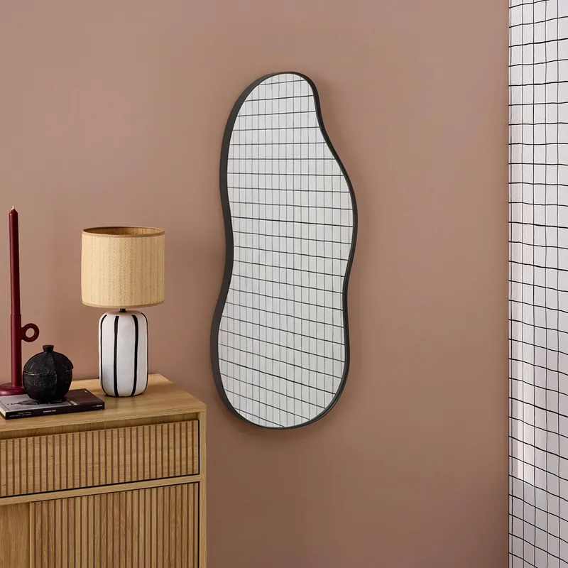 Espejo de metal negro con forma orgánica decorativo de pared - Espejos