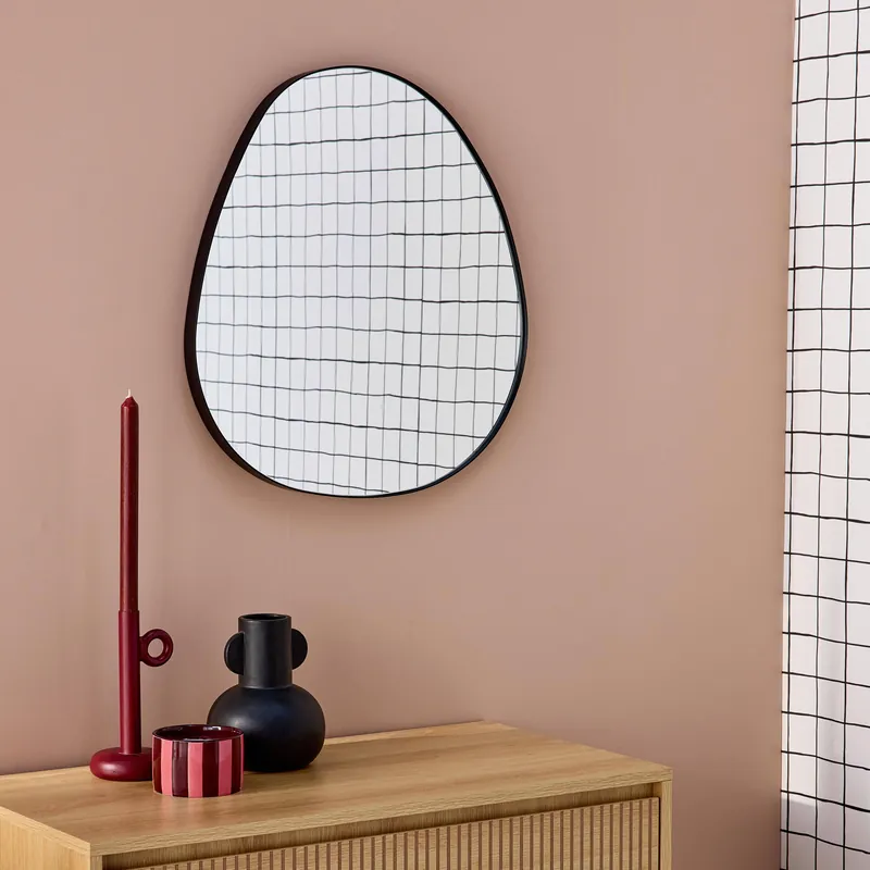 Espejo de metal negro con forma orgánica decorativo de pared - Espejos