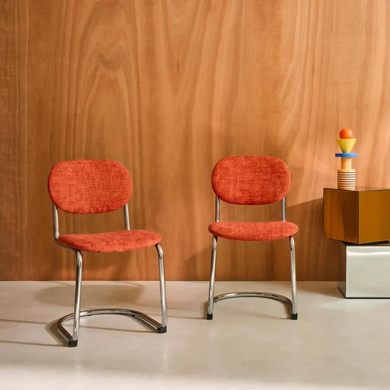 Silla cantilever redondeada de metal, tela chenille y patas cromadas ,set de 2 - Sillas de comedor
