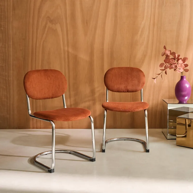 Silla cantilever redondeada de metal, pana y patas cromadas, set de 2 - Sillas de comedor