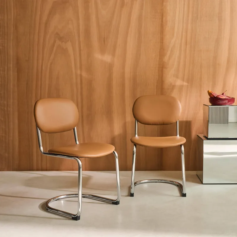 Silla cantilever redondeada de metal, polipiel y patas cromadas, set de 2 - Sillas de comedor