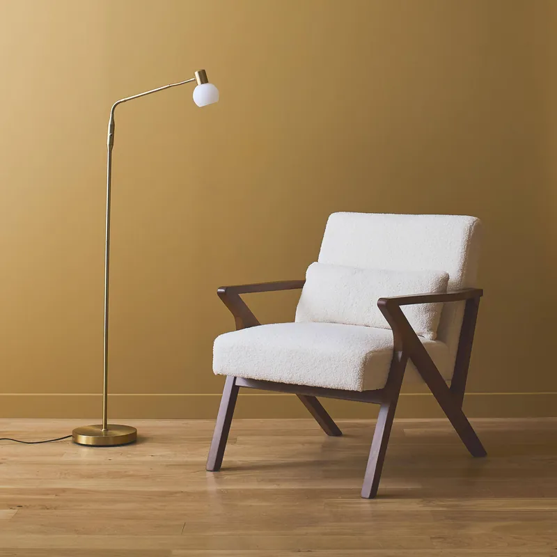 Sillón escandinavo de madera de hevea y borreguito - Sillones