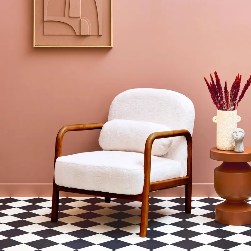 Sillón escandinavo de madera de hevea teñida y efecto pelo sintético - Sillones