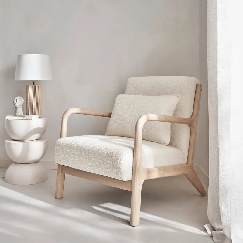 Sillón escandinavo de madera y tela de borreguito texturizado - Sillones