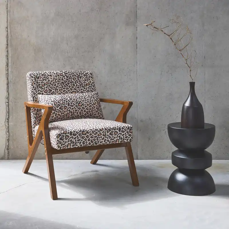 Sillón escandinavo de madera de hevea y estampado de leopardo - Sillones