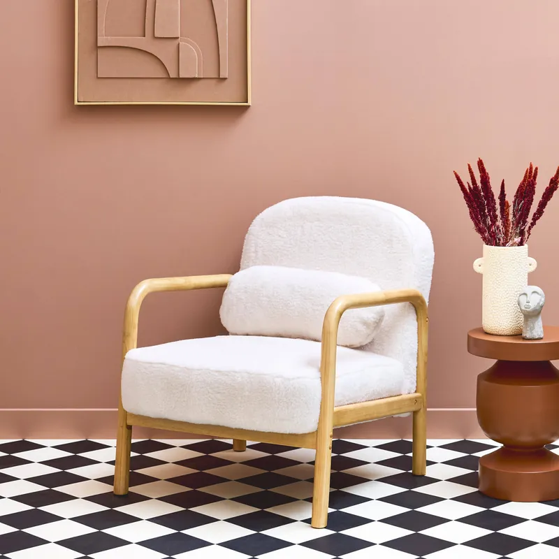 Sillón redondo escandinavo de madera de hevea y tela efecto pelo sintético - Sillones
