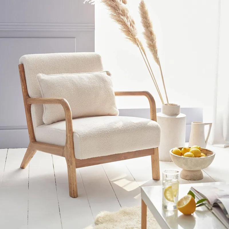 Sillón escandinavo de madera y tela borreguito - Sillones