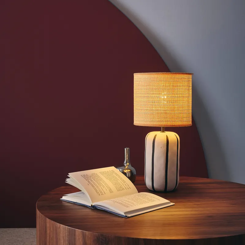 Lámpara de mesa interior de cerámica, pantalla efecto ratán - Iluminación de interior