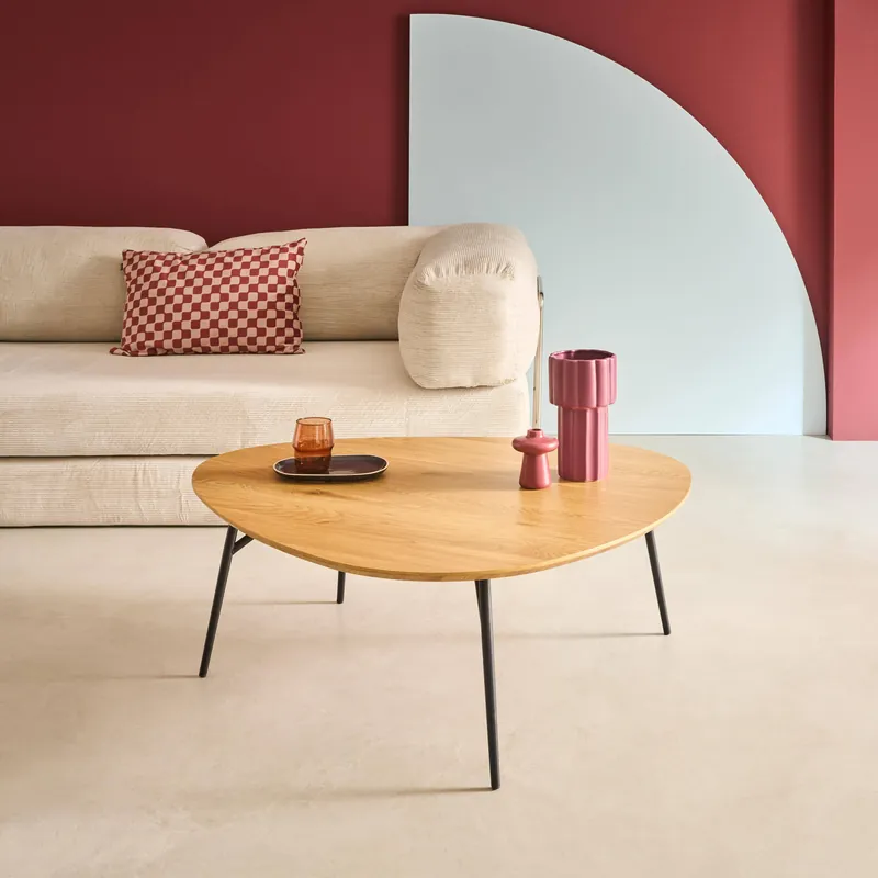Mesa de centro triangular con patas de metal negras y efecto roble - Mesas de centro