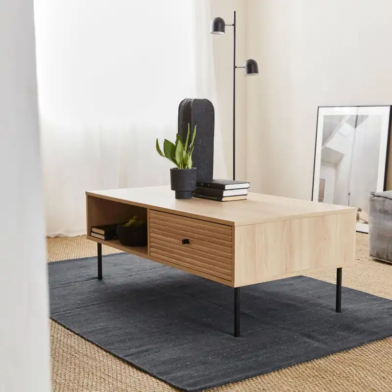 Mesa de centro con decoración de madera acanalada - Mesas de centro