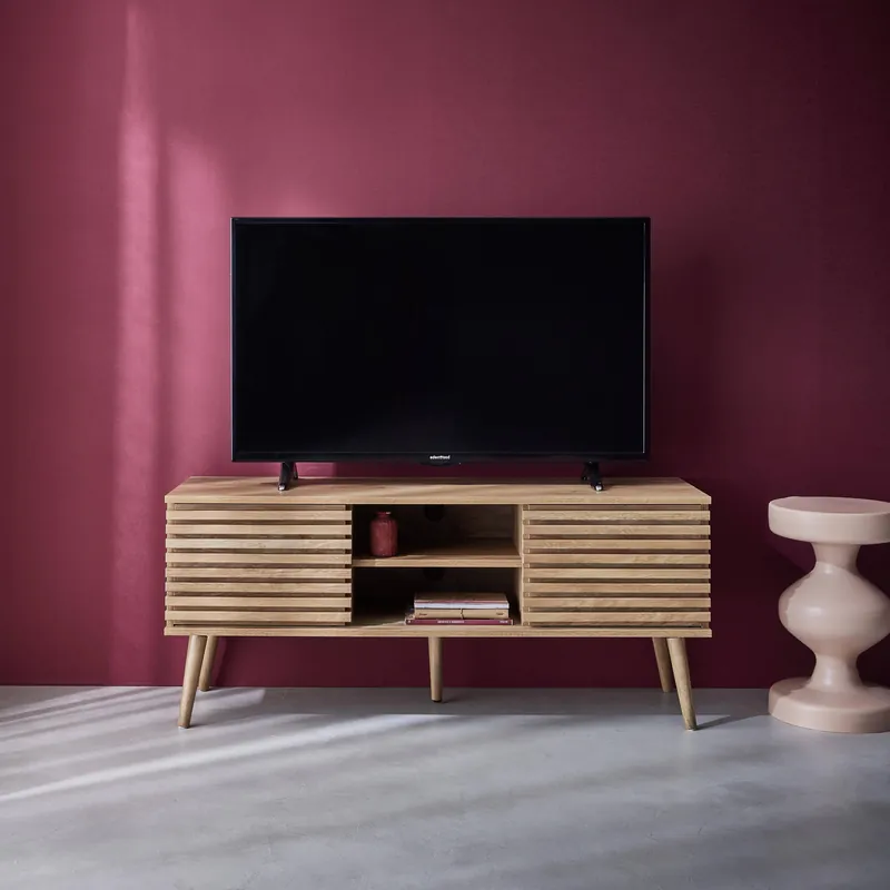 Mueble TV escandinavo 2 puertas con decoración madera acanalada, 120cm - Muebles de TV