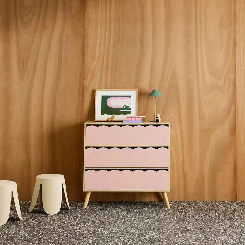 Cómoda infantil efecto madera con patas de pino, 3 cajones - Cómodas infantiles