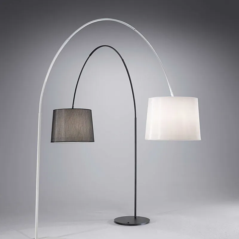 Lámpara de Pie Dorsal de metal cromado con pantalla de PVC blanco o negro - Iluminacion