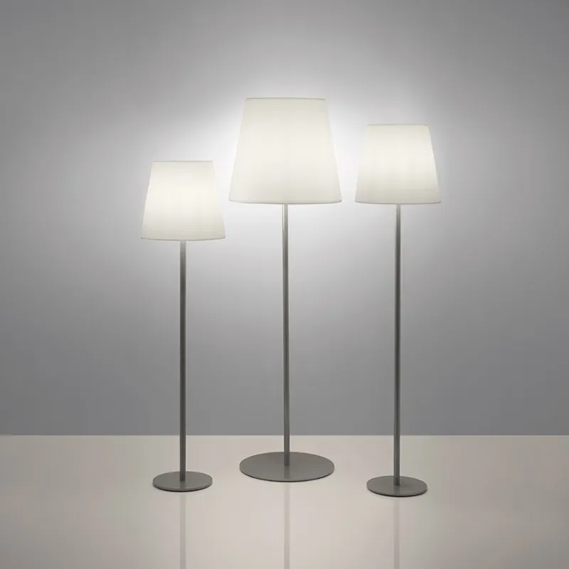 Diseño de diapositivas | Lámpara de pie Ali Baba Steel diseñada por Giò Colonna Romano - Iluminacion