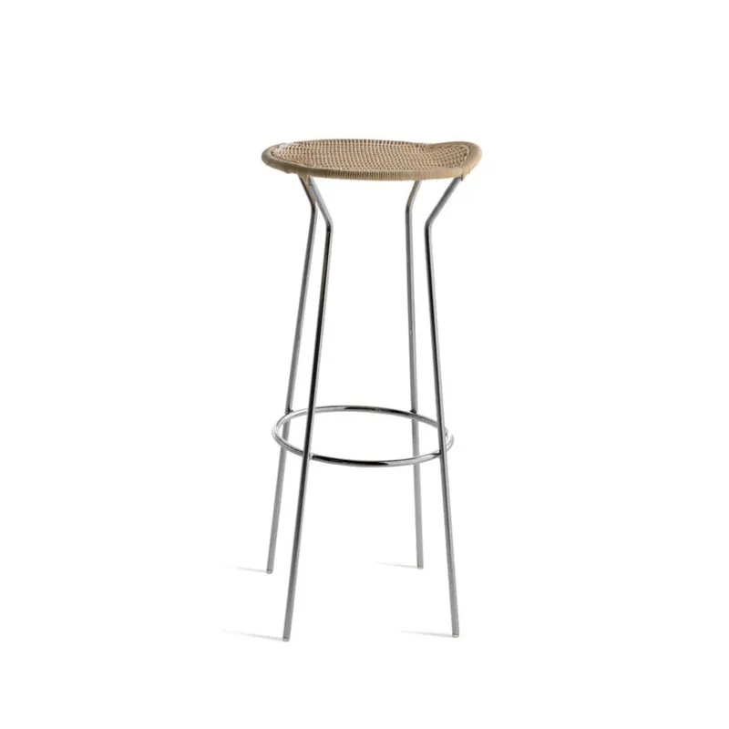 Taburete High Bar de Horm con estructura de metal y asiento de mimbre - Sala de estar