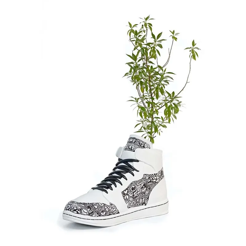 Zapatilla Pot de Juliarte jarrón en forma de zapatilla con graffiti estilo street art hecho a mano - Mueble para exteriores
