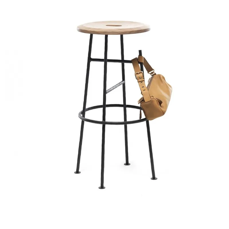 Taburete Mogg Sbagliato con estructura de hierro y asiento de madera maciza - Sala de estar