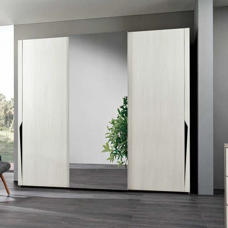 Armario modelo Baffo de tres puertas correderas y puerta central de espejo - zona de dormir