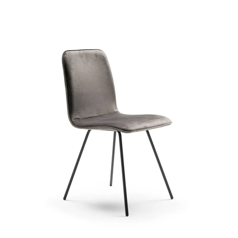 Silla Lily con estructura de hierro y asiento de terciopelo. - Sala de estar