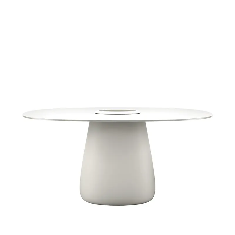 Mesa ovalada Cobble Table HPL con orificio central | Qeeboo - Mueble de jardin