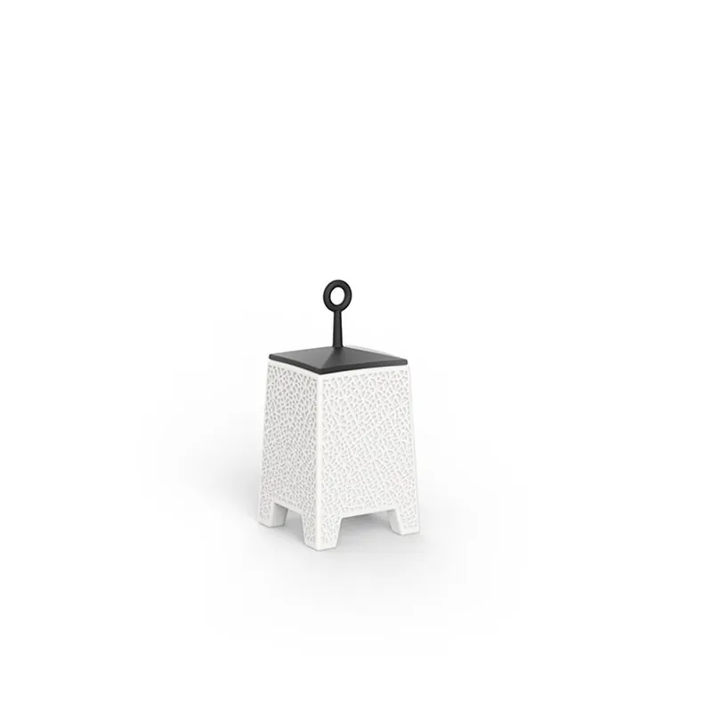 Lámpara de pie de exterior Vondom Mora con unidad LED interna en dos tamaños - Mueble de jardin