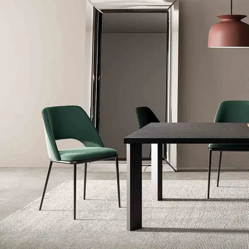 Silla Holly con estructura de metal y tapizado de terciopelo - Sala de estar