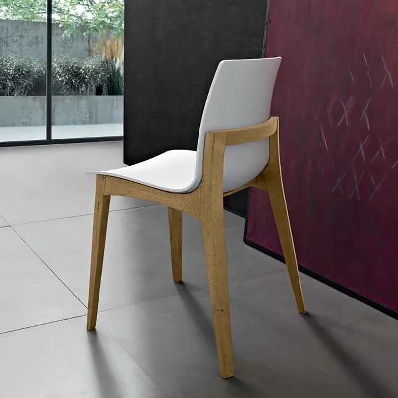 Silla Mabel con estructura de madera y asiento de polipropileno - Sala de estar