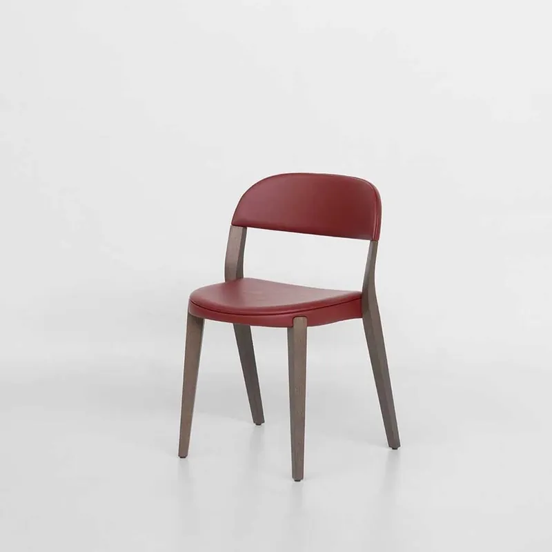 Silla Potocco Minima con o sin brazos con estructura de fresno macizo, tapizado de piel y brazos metálicos. - Sala de estar