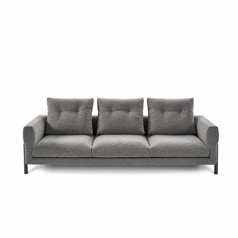 Sofá Sancal Momic de tres plazas max con patas de madera y tapizado en tejido fino - Sala de estar