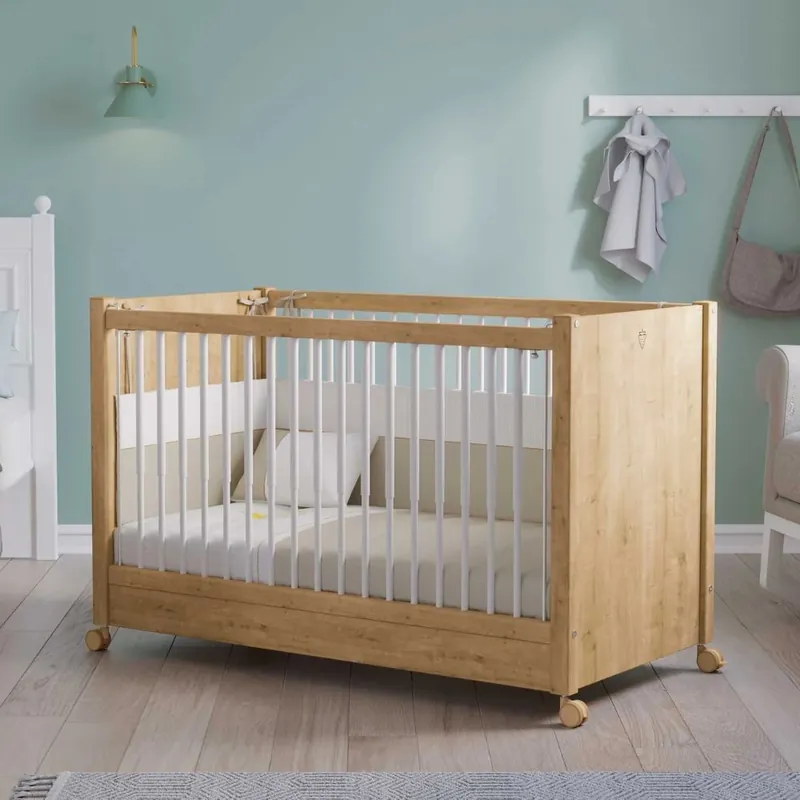 Cuna Cilek Baby Mocha con altura regulable y ruedas - zona de dormir