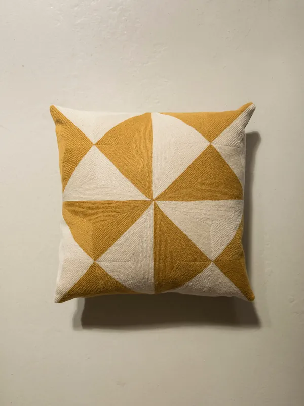 Almohadón Christian Mostaza 02/23 40X40cm - Lindell & co