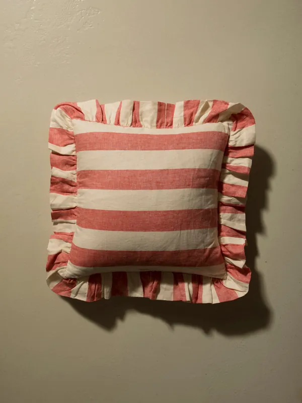 Almohadón cuadrado con volante Sirkus, rojo/crema - Projektityyny