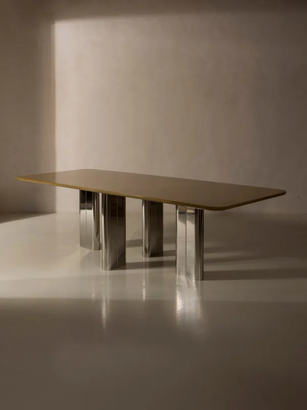 Mesa lacada ámbar con pata cromada - Gabrielle Paris