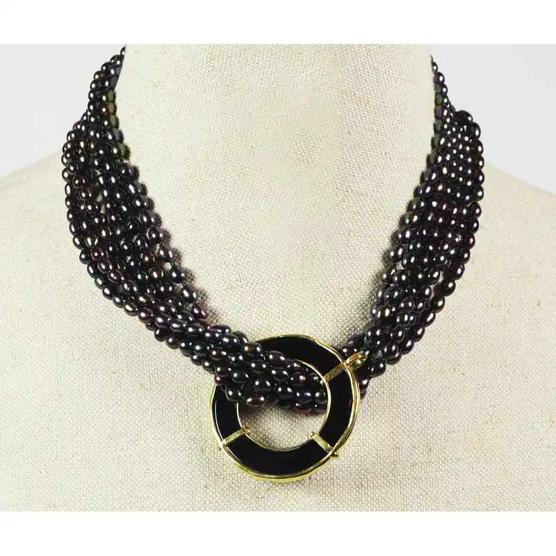 Ana Arambarri. Collar de oro, ónix y perla de Tahití.
