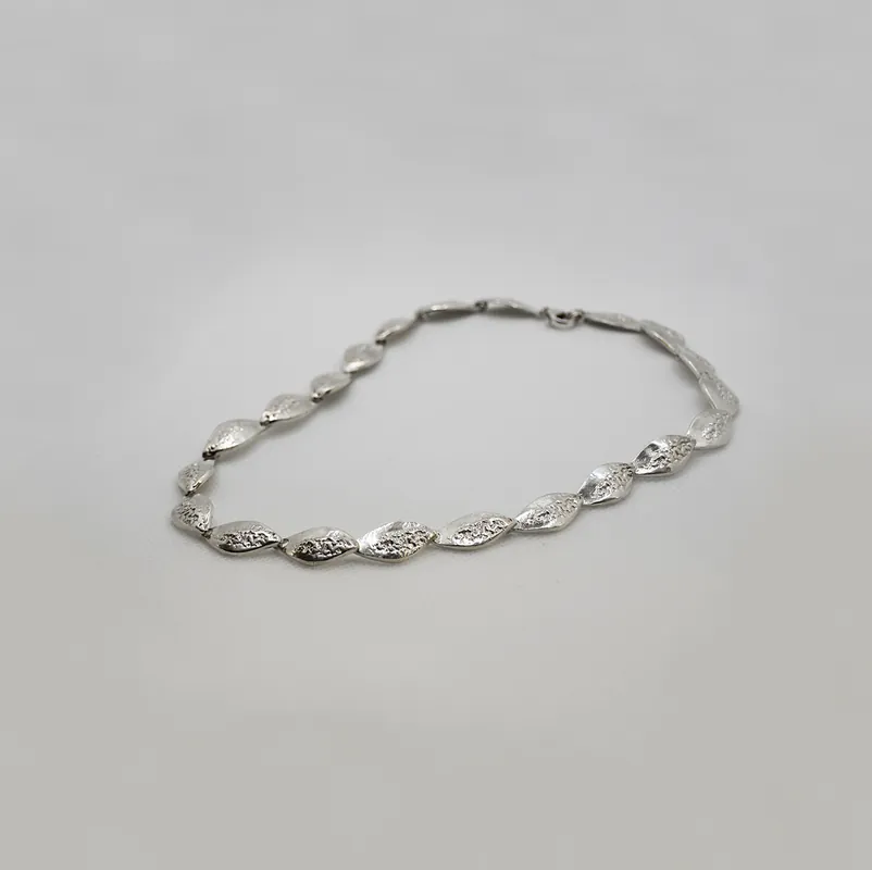 Ana Arambarri. Collar de plata
