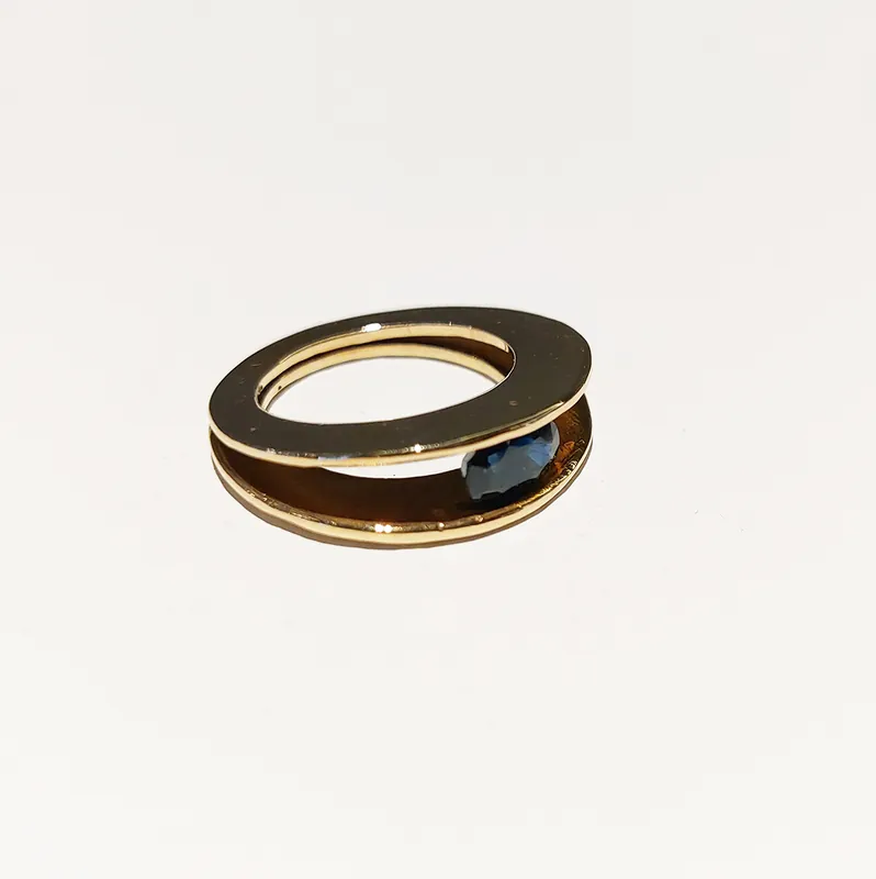 Ana Arambarri. Anillo de oro y zafiro