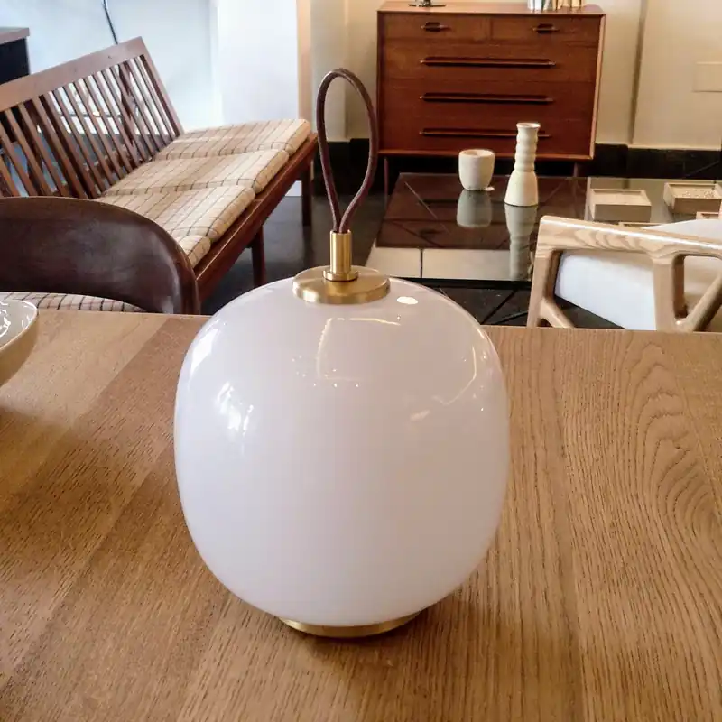 Lámpara de mesa portátil, de Louis Poulsen.
