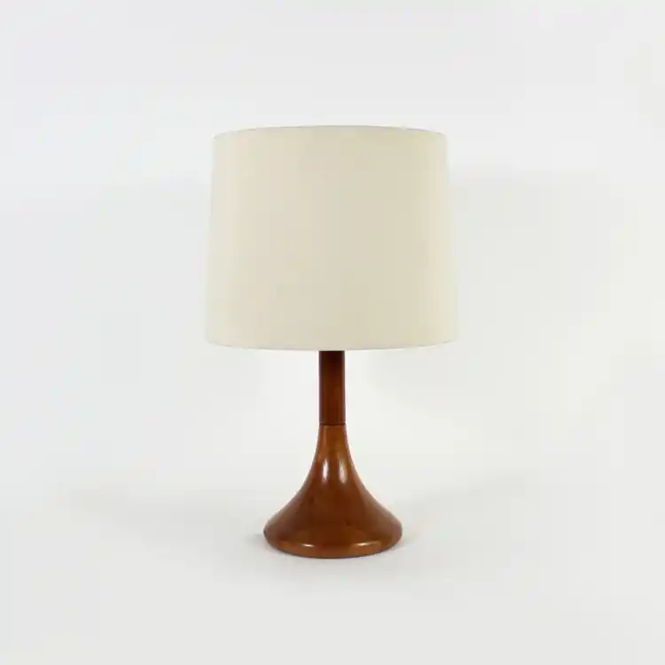 Lámpara de mesa de teca. Diseño escandinavo años 60 - Lámparas