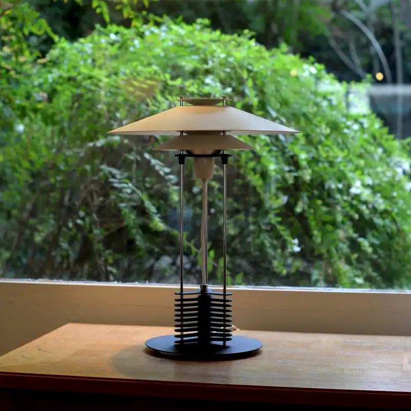 Lámpara de mesa diseño danés estilo PH Poulsen. - Lámparas
