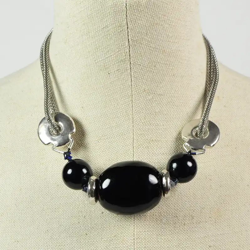Ana Arambarri. Collar de coral negro, plata y cadena metal.