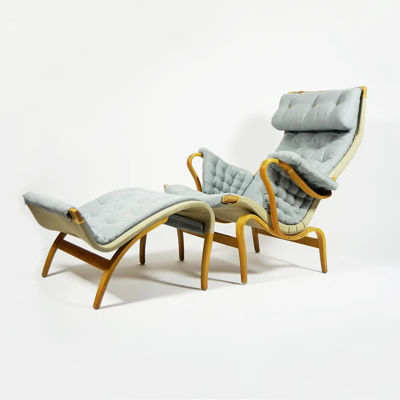 Sillón con reposapiés de Bruno Mathsson. - Sillones