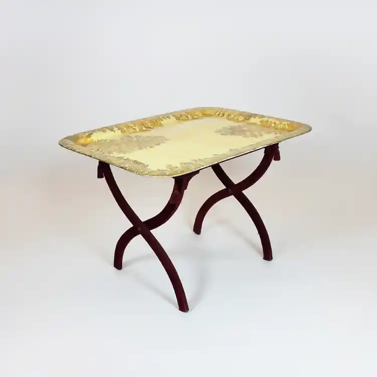 Bandeja sobre pie de terciopelo rojo de Piero Fornasetti - Varios