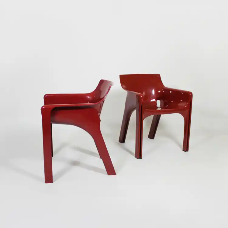 Pareja de sillas modelo Gaudí, diseño de Vico Magistretti, 70s