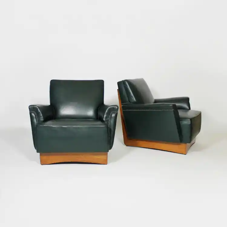 Pareja de butacas tapizadas en piel. Italia, años 50 - Sillones