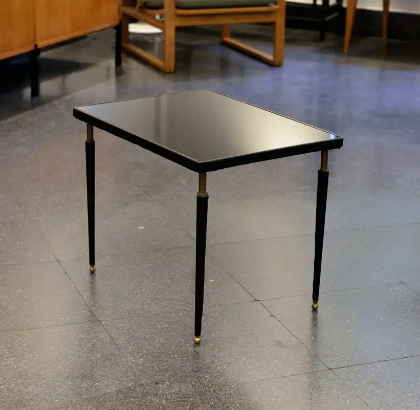 Mesa auxiliar forrada en piel de Jacques Adnet. - Mesas auxiliares