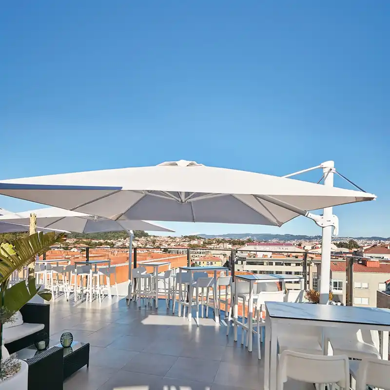 Parasol Flexo Mástil Blanco + Base Ruedas Ezpeleta